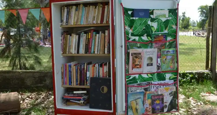 Una heladera que regala libros