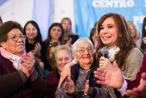 La novedosa campaña de Cristina: íntima con grupo de jubilados 
