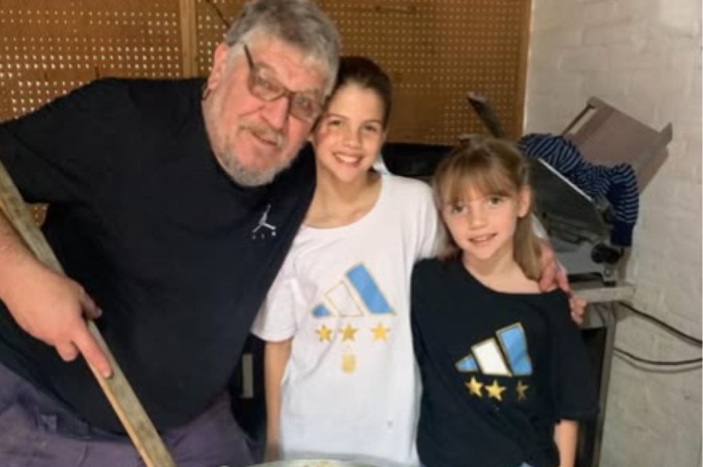 Juan Icardi con sus nietas
