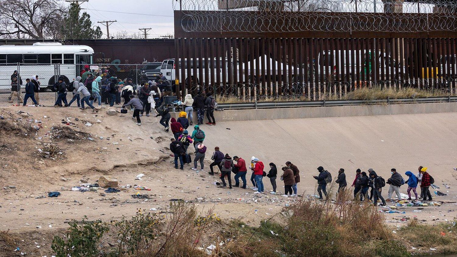 SE EMPASTELAN peticiones de asilo en EE.UU. : Texas demanda a Biden por la APP para migrantes