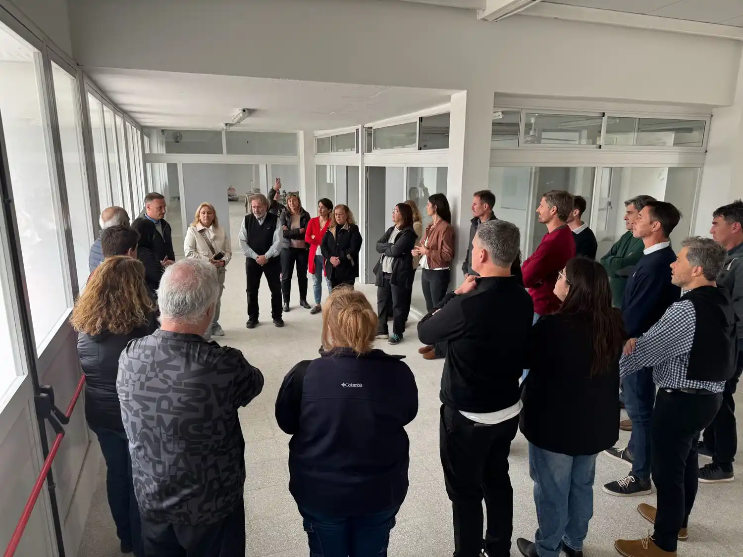 El ministro de Obras Públicas junto a autoridades locales en el nuevo edificio.