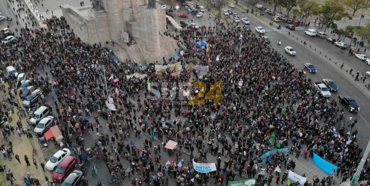 Rosario: unánime reclamo contra las quemas en un Monumento colmado