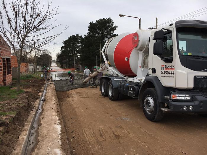 El Municipio continúa con trabajos de pavimentación y construcción de cordón cuneta en diferentes zonas de la ciudad