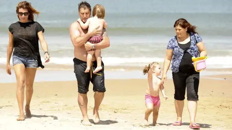 Florencia de la V descansa en Punta del Este con su esposo e hijos