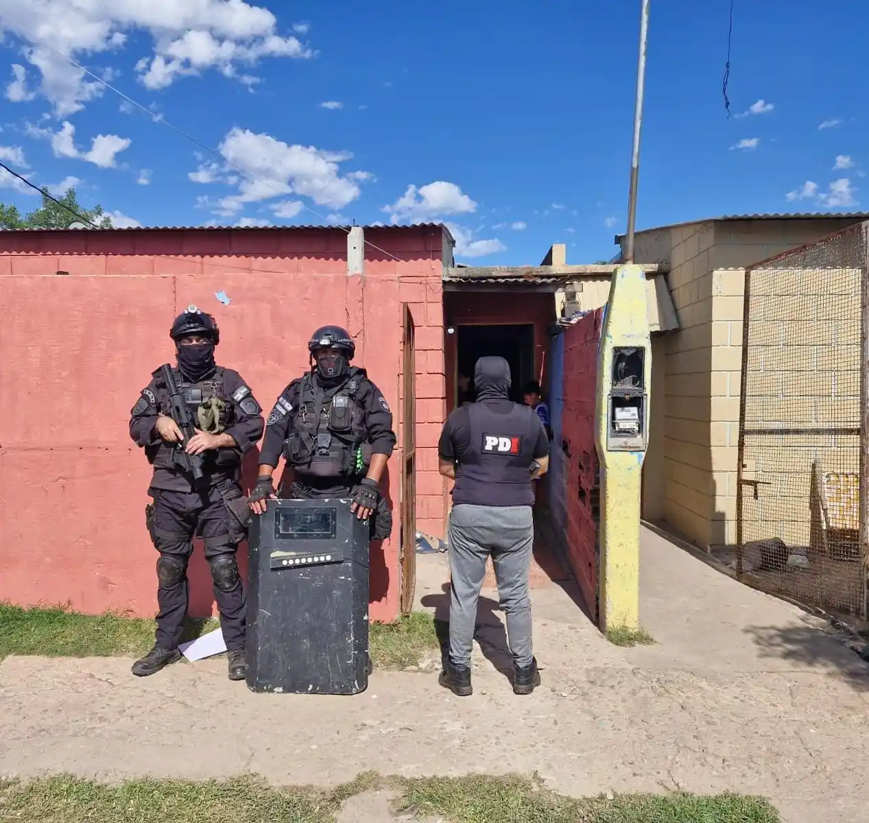 operativo pdi allanamiento rafaela abuso de arma de fuego policia - 3