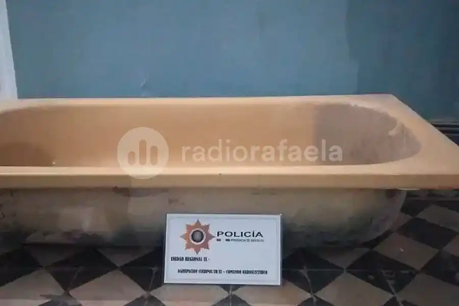 Increíble: agarraron a dos delincuentes que estaban robando una bañera