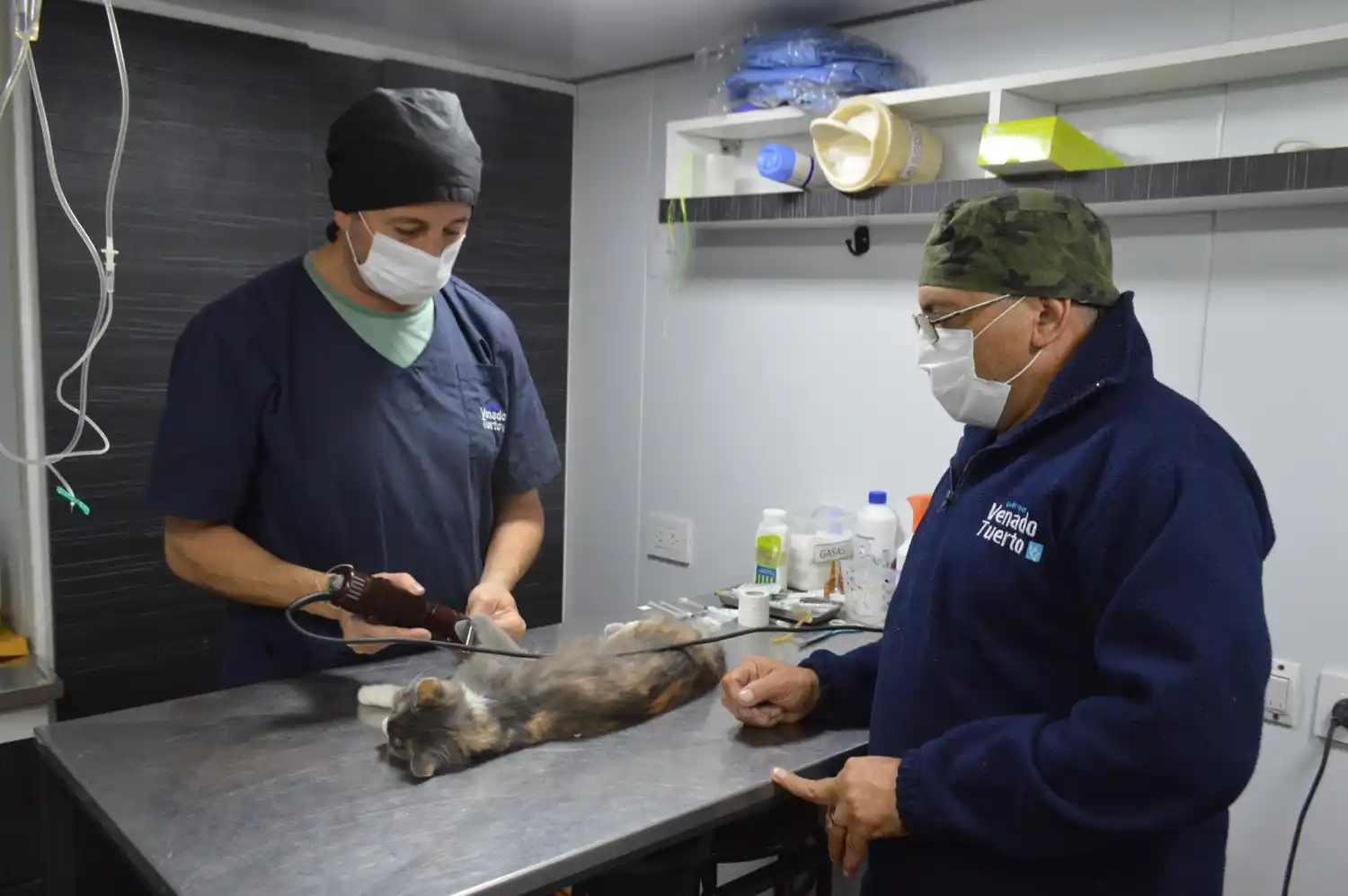 Personal municipal en plena tarea.