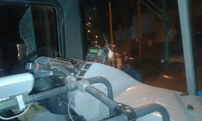 Para robarle, rompieron con una masa la ventanilla del chofer de Línea 4