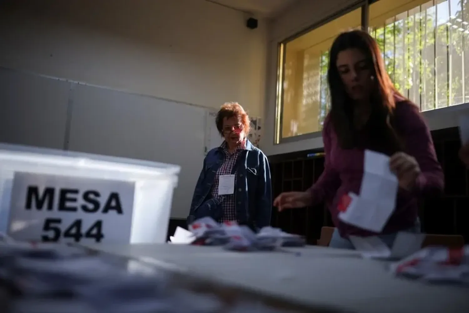 Los funcionarios electorales cuentan los votos, después del cierre de las urnas. Crédito: REUTERS / Pablo Sanhueza