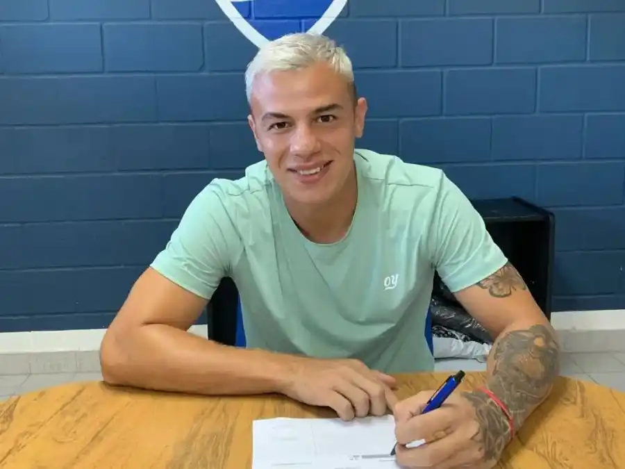 Kevin Fernández firmó  su contrato con la BH. Foto: Prensa BH