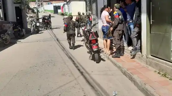 Guerrilleros de las FARC patrullan calles colombianas como si nada