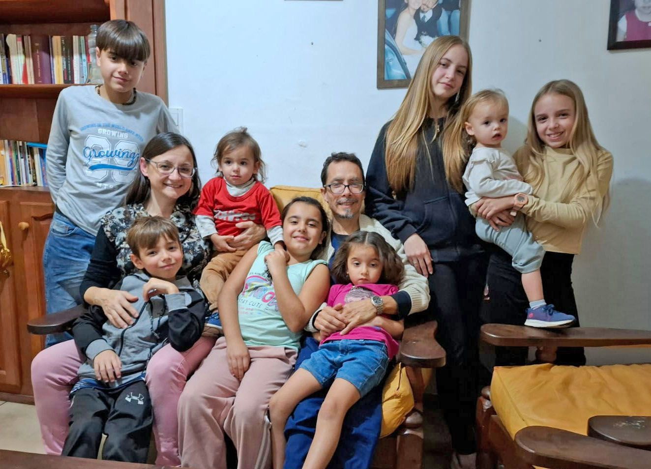 Familia Olguín Russián junto a sus  8 hermosos hijos