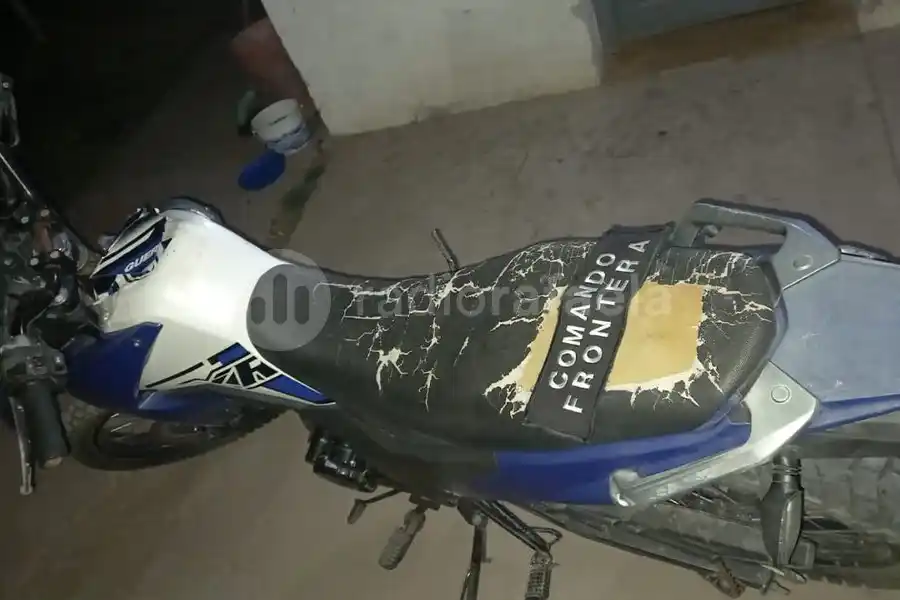 Quisieron meterse a una casa, los vio un vecino y salieron corriendo: en la huida, dejaron la moto