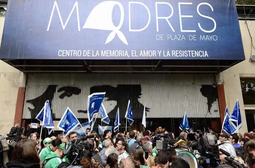 Incidentes en una sede de Madres de Plaza de Mayo: manifestantes impidieron operativo judicial