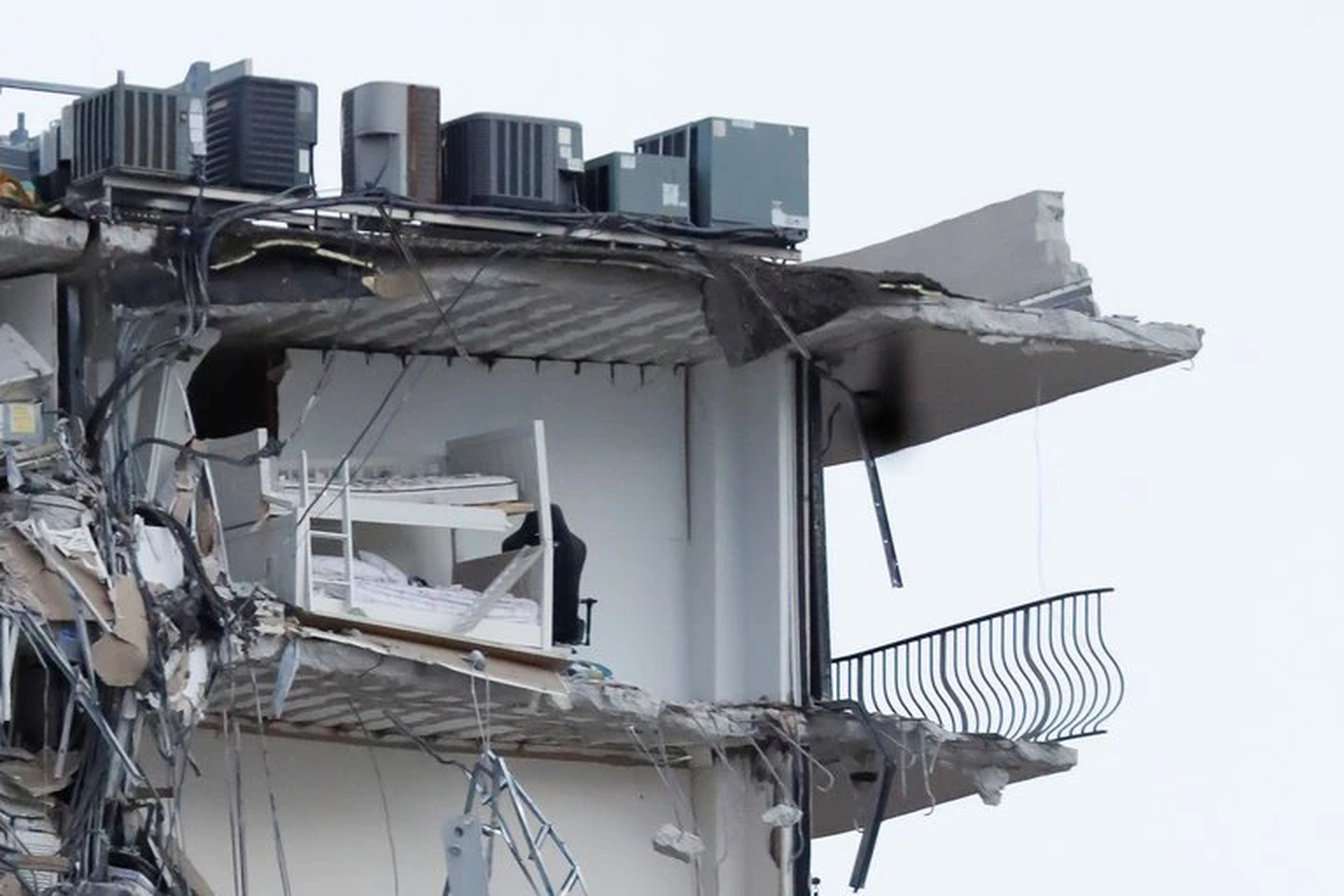 Impactante derrumbe de un edificio en Miami: hay cuatro argentinos desaparecidos