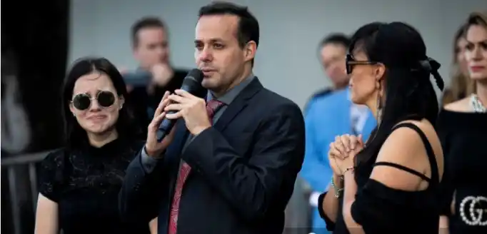 Sara, José Joel y Marysol Sosa, los hijos de José José, en el funeral del cantante en Miami. Foto AFP