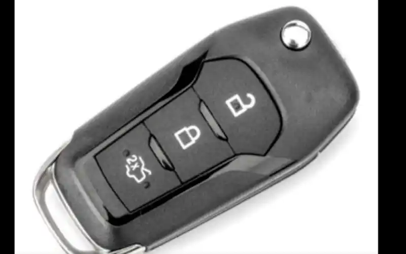 Buscan llave de auto con tira rosa