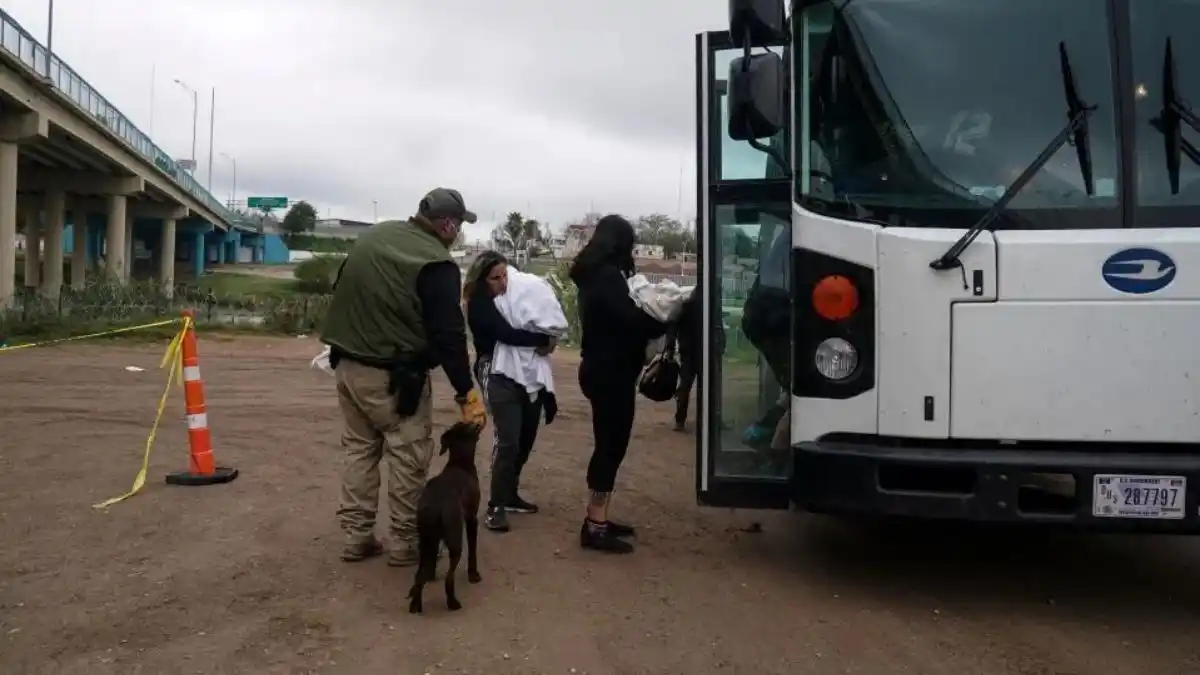 ¡GOBERNADOR DE TEXAS LO VOLVIÓ A HACER! Envió migrantes en autobuses a Nueva York y Chicago