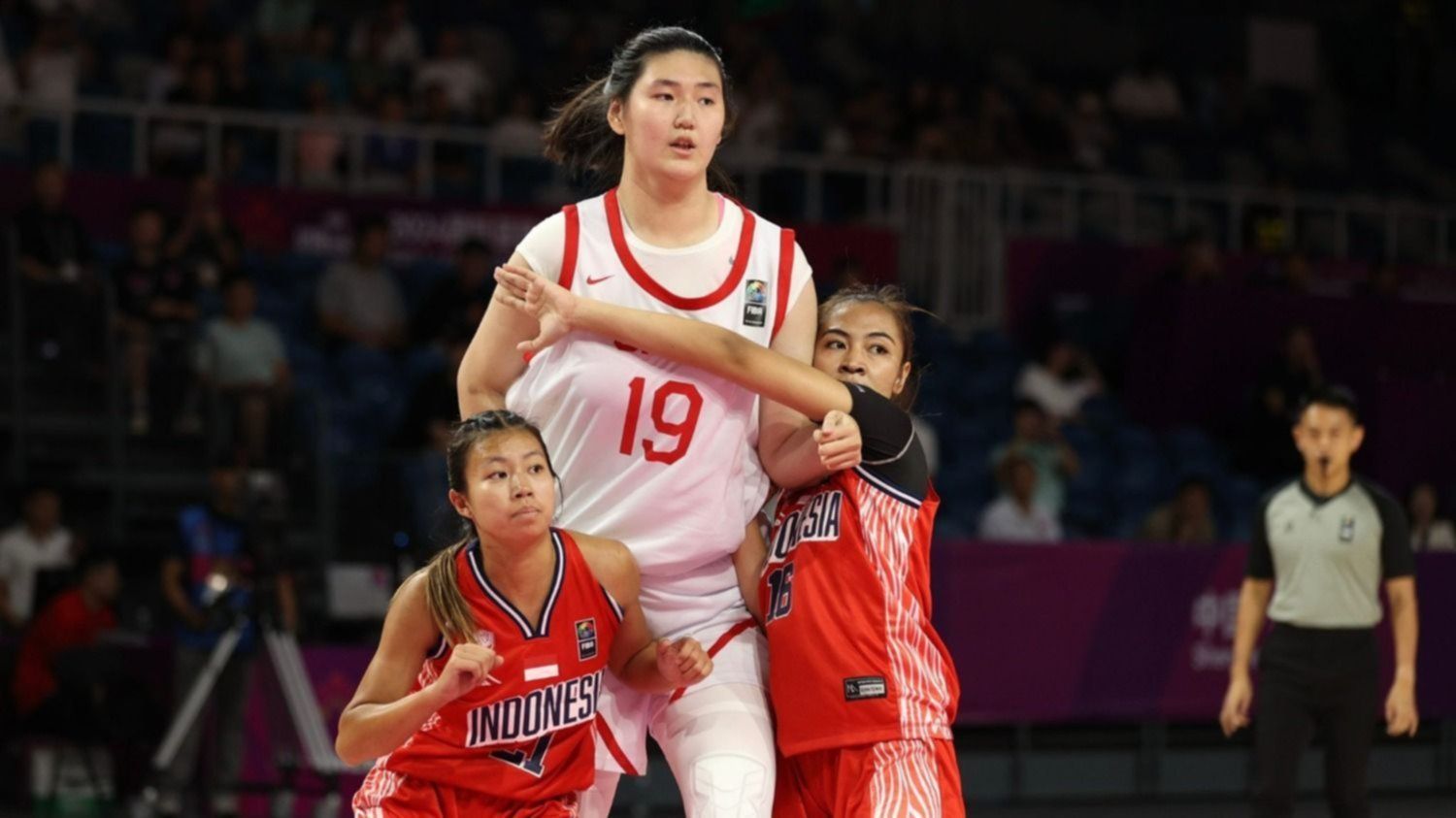 Video de "La nueva Yao Ming": la joven china de 17 años y 2,20 metros que cautiva a toda la WNBA