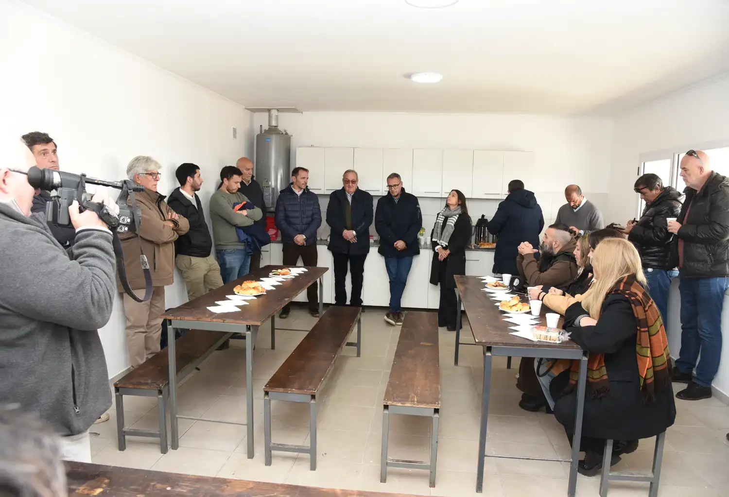 El intendente Miguel Lunghi le habló a la prensa antes del desayuno por el Día del Periodista.