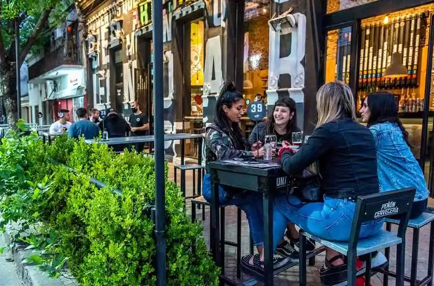 Bares y restaurantes podrán abrir el fin de semana, pero piden a provincia que se extienda el horario de cierre