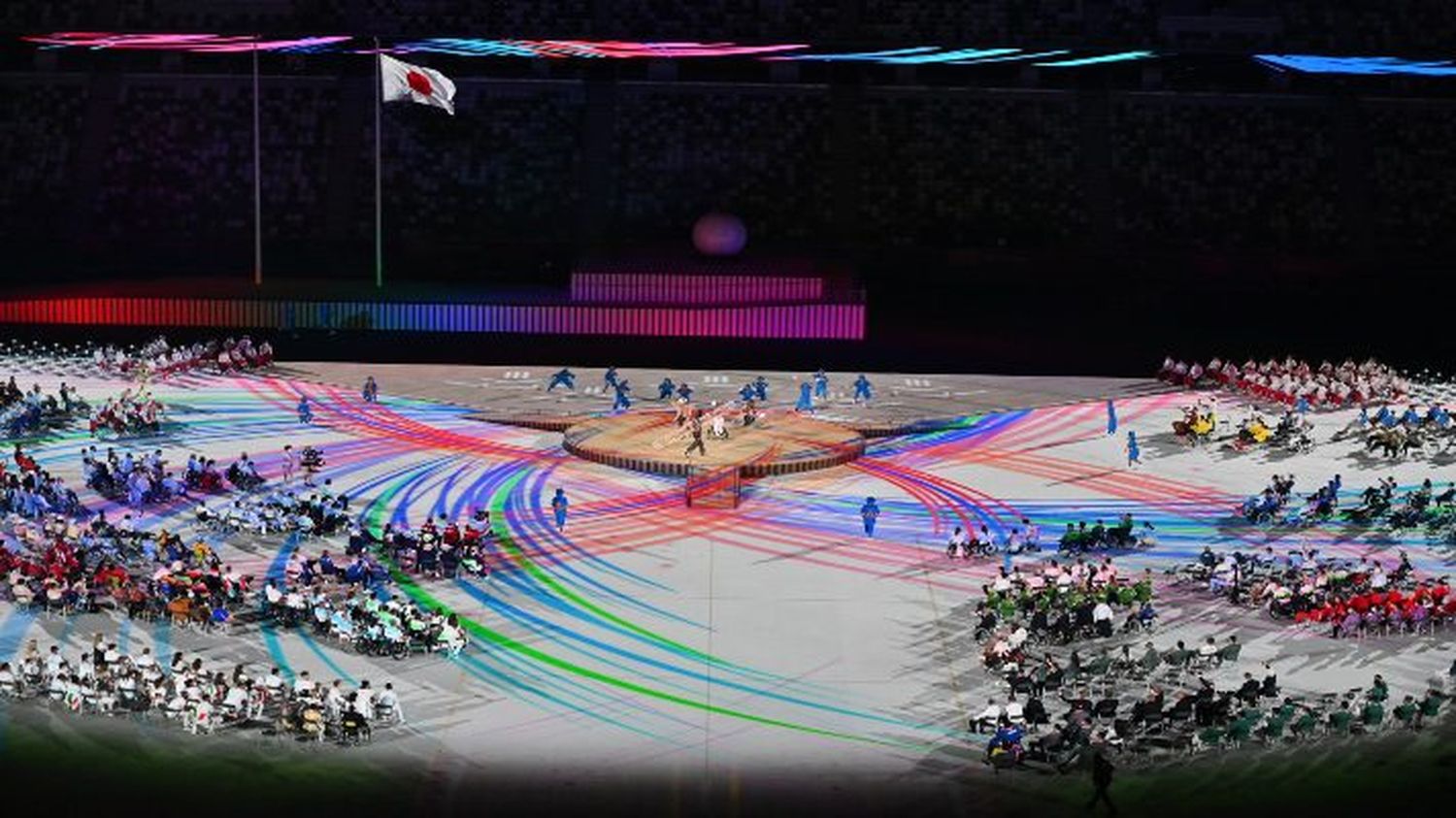 CON UNA ODA DE COLORES A LA DIVERSIDAD: la llama de los Juegos Paralímpicos 2020  ilumina el cielo de Tokio