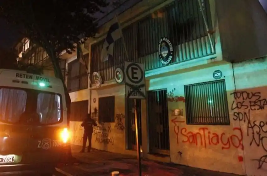 Atacaron el consulado argentino en Chile exigiendo justicia por Maldonado