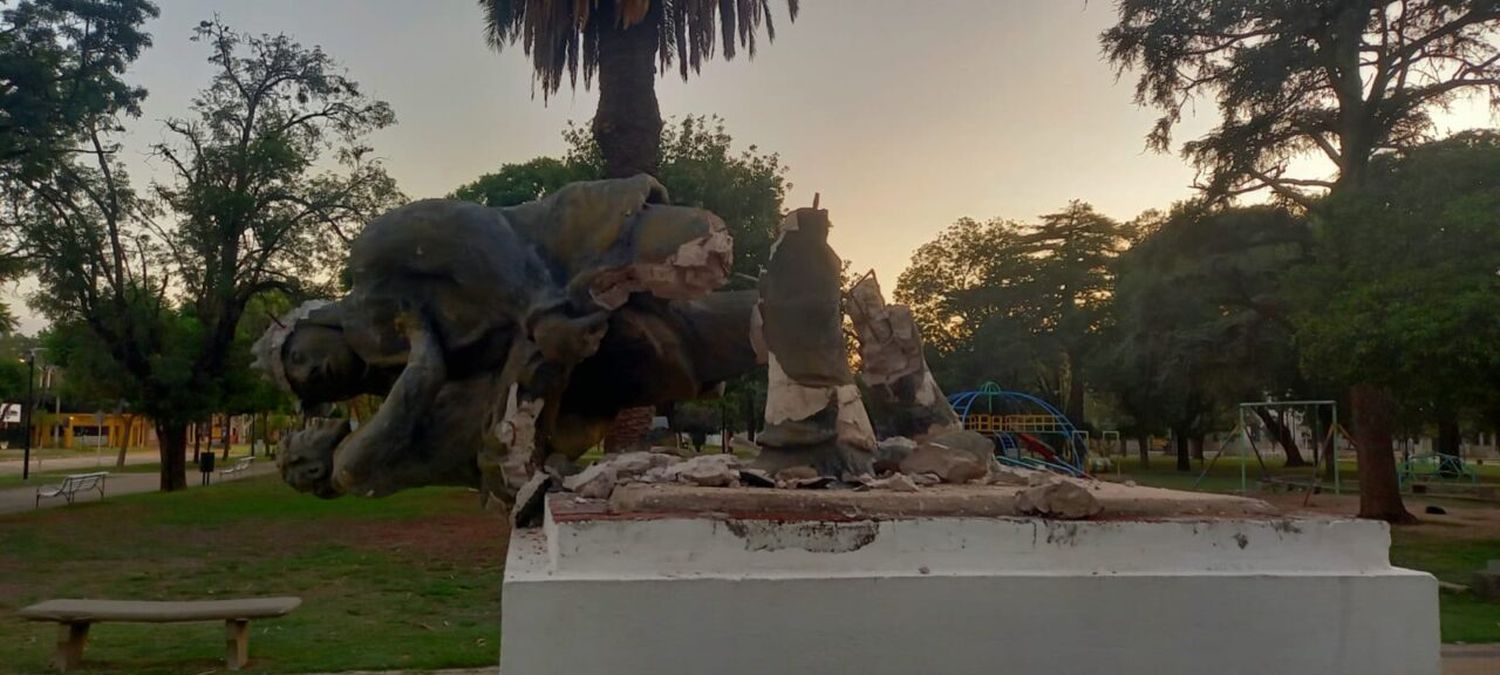 Destrozaron el Monumento al Bombero Voluntario en plaza San Martín