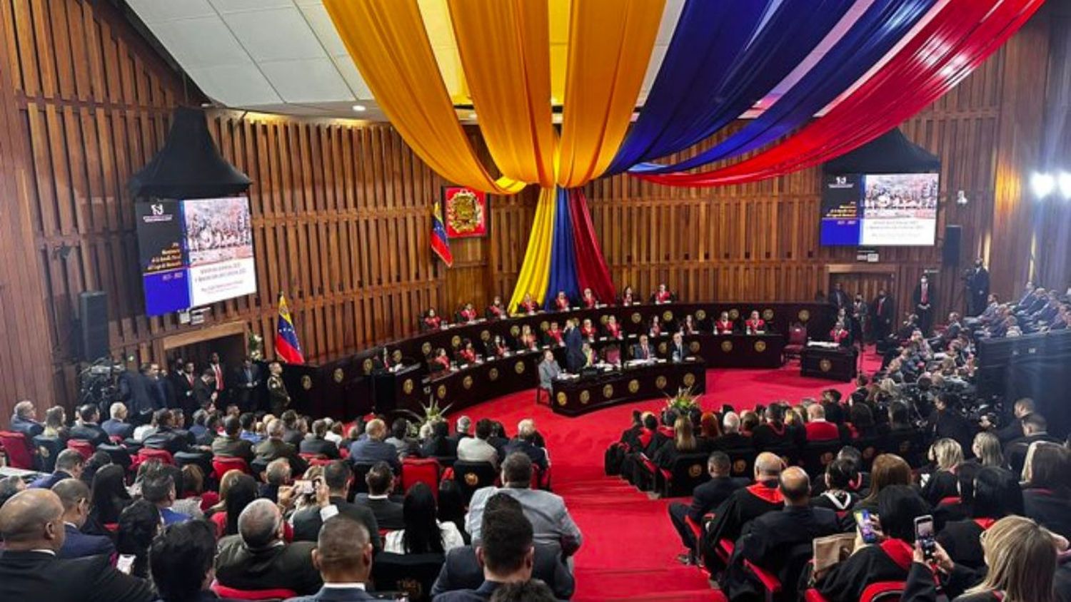 Maduro admite que la revolución está muy lejos de ser un «camino de rosas»