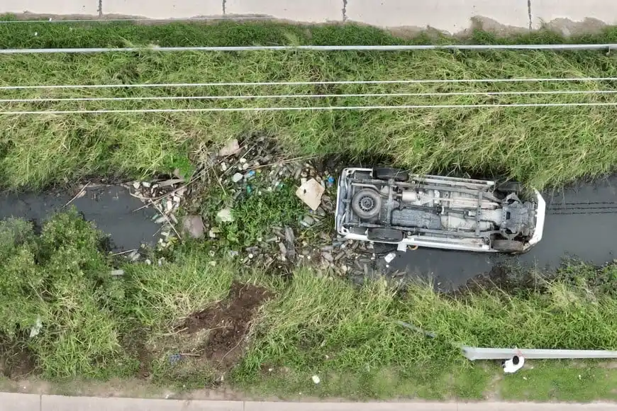 El vehículo quedó con sus ruedas apuntando hacia el cielo. Crédito: Fernando Nicola