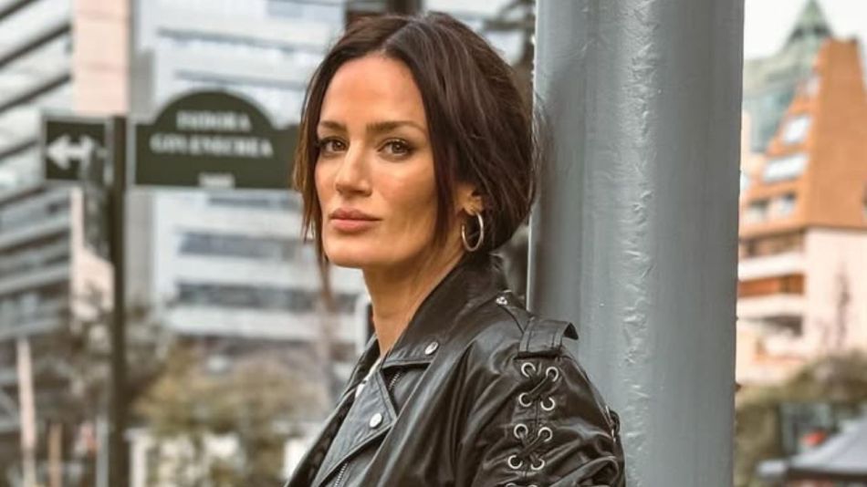 Paula Chaves rescató una cotorra lastimada
