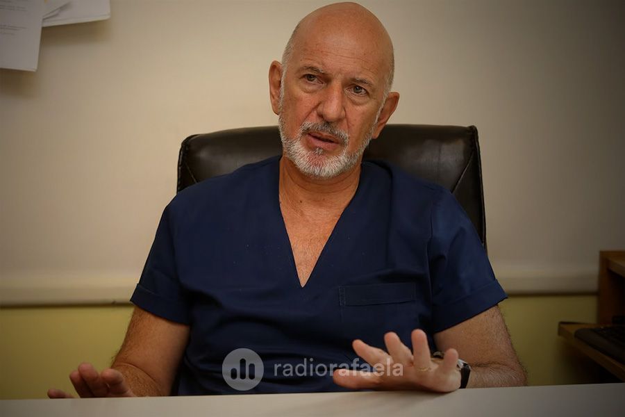 El Dr. Sosa, en su consultorio. Foto: Giovanni Sacchetto.