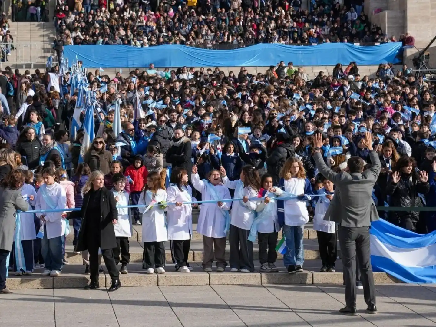 El gobernador encabezó el acto de Promesa de Lealtad a la Bandera en el Monumento