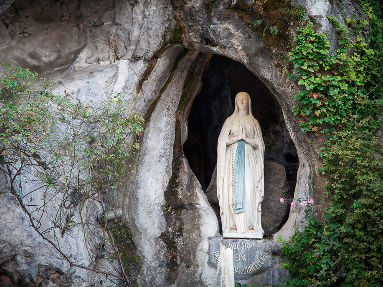 La Virgen de Lourdes: Fe, Milagros y Devoción Popular