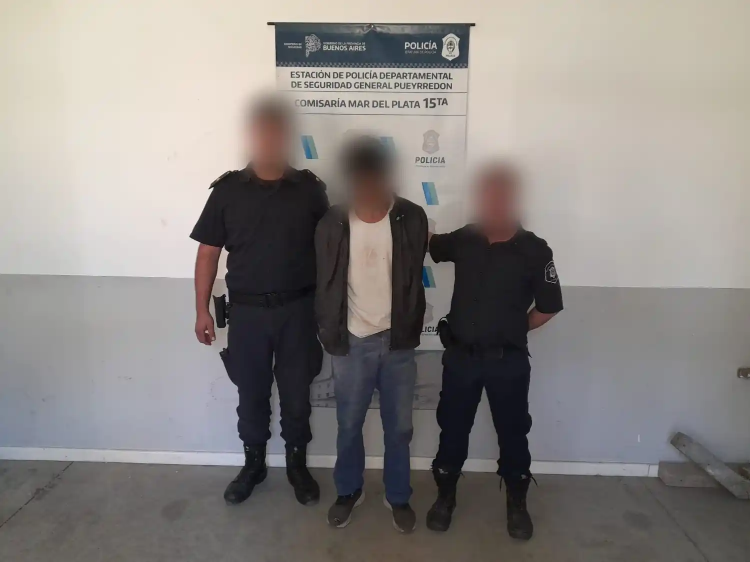 El hombre de 43 años también la golpeó.