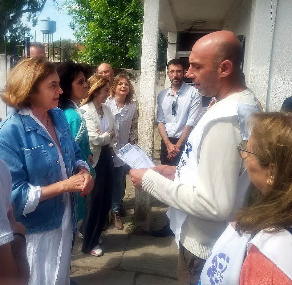 El secretario Vladimir Firpo le hace entrega del petitorio a Alicia Fregonese.