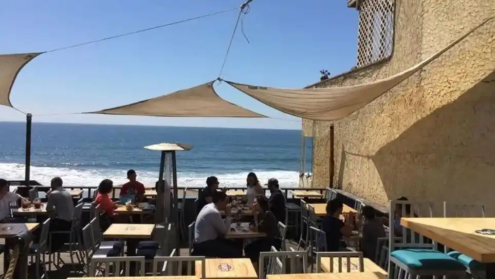 Almorzaban en un restaurante, pero acabaron indignados por un insólito detalle en el ticket