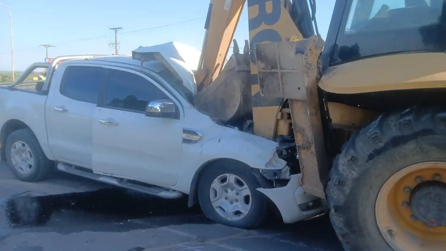 Accidente en Acceso Norte a Paraná: una camioneta colisionó con una retroexcavadora y un conductor resultó herido
