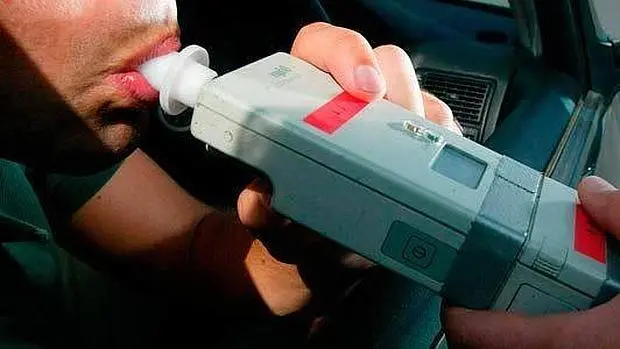 Juez de Dolores manejaba borracho, cruzó un semáforo en rojo y amenazó a agentes