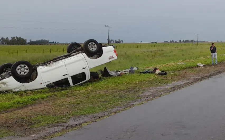 La camioneta quedó con las cuatro ruedas para arriba