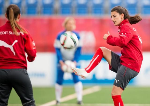 Conmoción en Suiza: una jugadora de la selección desapareció mientras nadaba en Italia