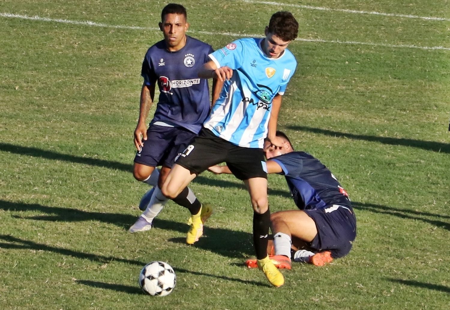 Argentino dejó pasar el tren ante Estrella del Sur y apenas rescató un empate