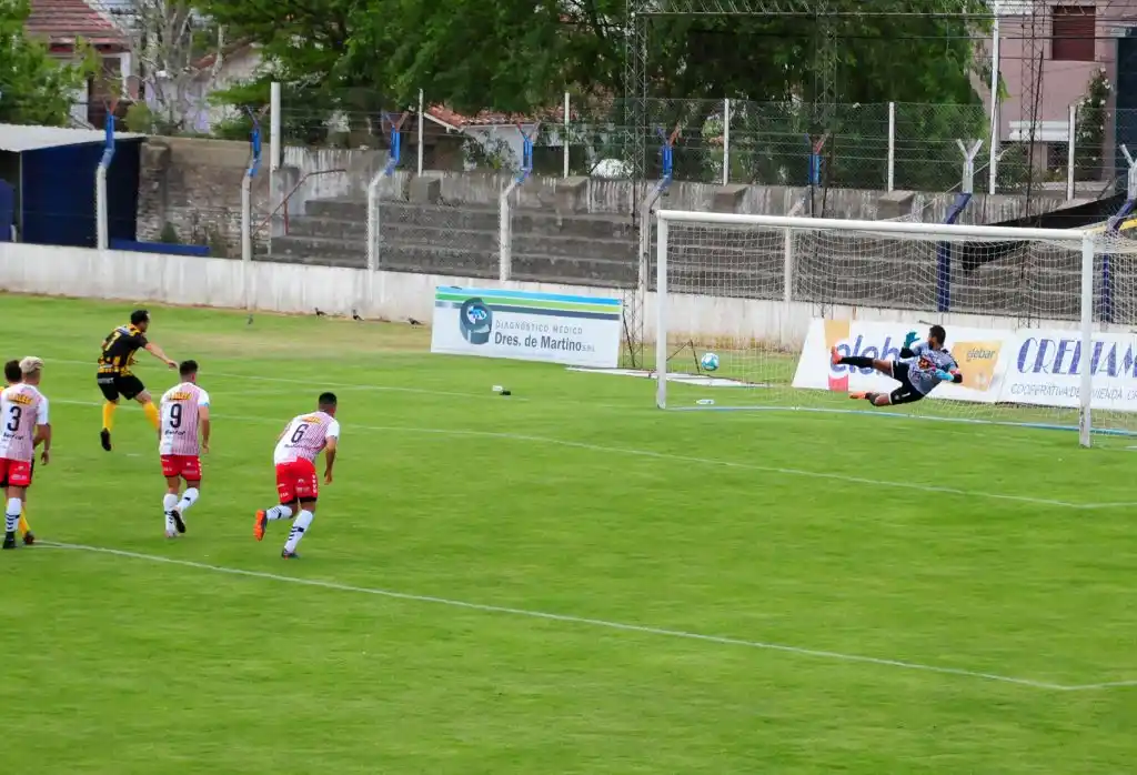 Santamarina sacó ventaja, le sobró para vencer claramente a Chacarita y es puntero