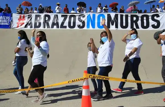 EMOTIVO: familias migrantes se abrazan en frontera con EE.UU. años sin verse