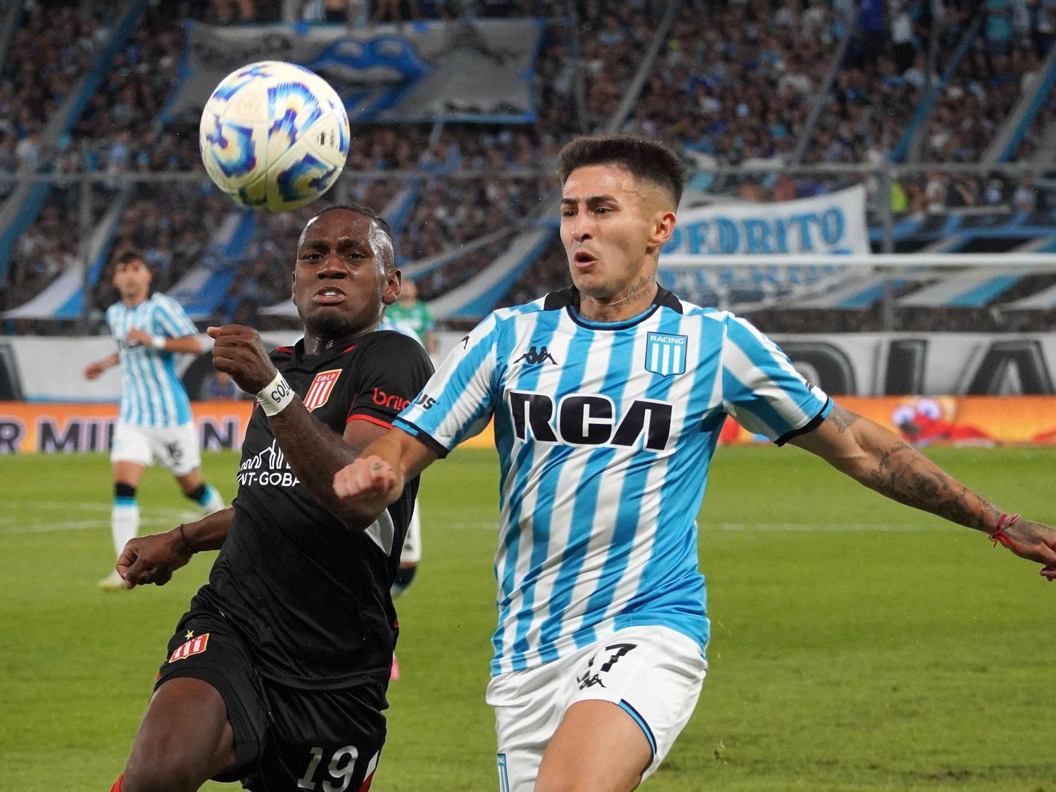 Racing visita a Estudiantes en un duelo de candidatos