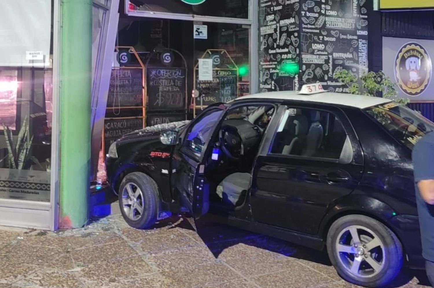 Santa Fe: un taxista se descompensó y terminó con su auto incrustado en una carnicería