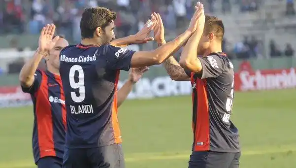 San Lorenzo se sacó de encima a Douglas y dio un paso más