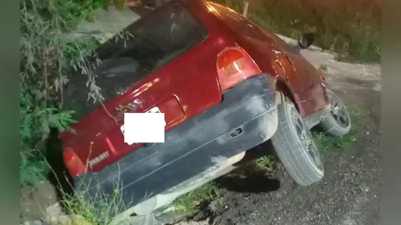 Un hombre manejaba borracho y cayó con su auto en una zanja
