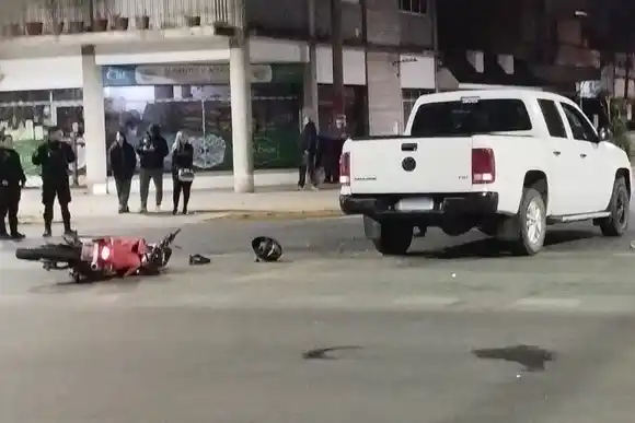 Dos heridos tras un choque entre una moto y una camioneta conducida por un hombre alcoholizado en zona sur