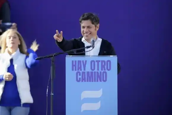 Kicillof lanzó su espacio político y criticó a Milei: “Dólar planchado, salario destrozado”